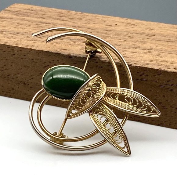 Vintage Jade Cabochon Brooch with Filigree Gold Tone, Elegant MCM Pin - Picture 3 of 4